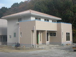 外壁も張られてお家の感じ見えてきました。もう少しで完成です。